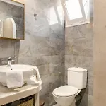 Theros Lux Apts. ゲストハウス