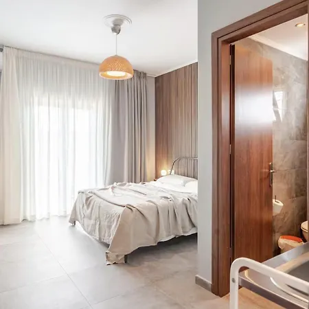 بيت ضيافة Theros Lux Apts.